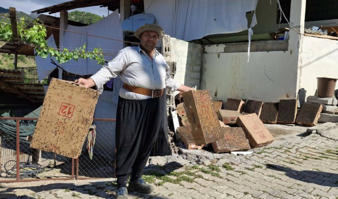 Adana kırsalında bir vatandaşın “sinekle mücadele” yöntemi hem dikkat çekti