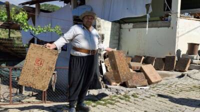 Adana kırsalında bir vatandaşın “sinekle mücadele” yöntemi hem dikkat çekti