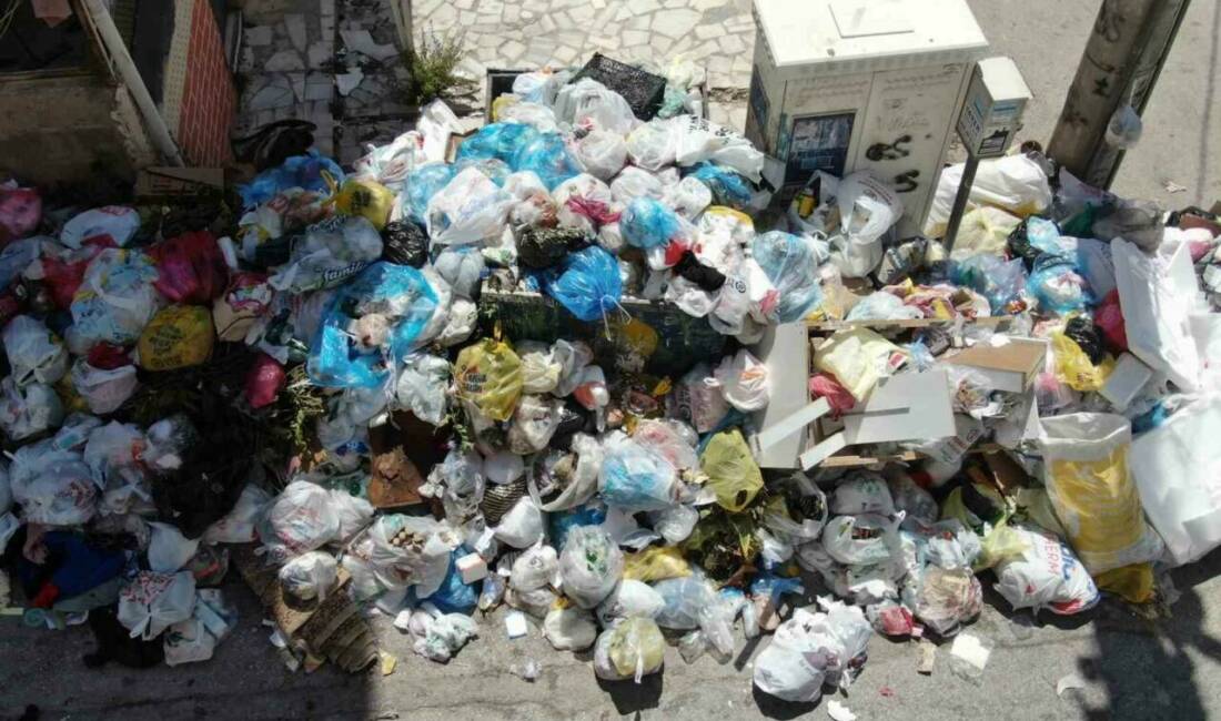 İzmir’in Buca ilçesinde, uzun süredir maaşlarını alamayan belediye işçilerinin eylemi