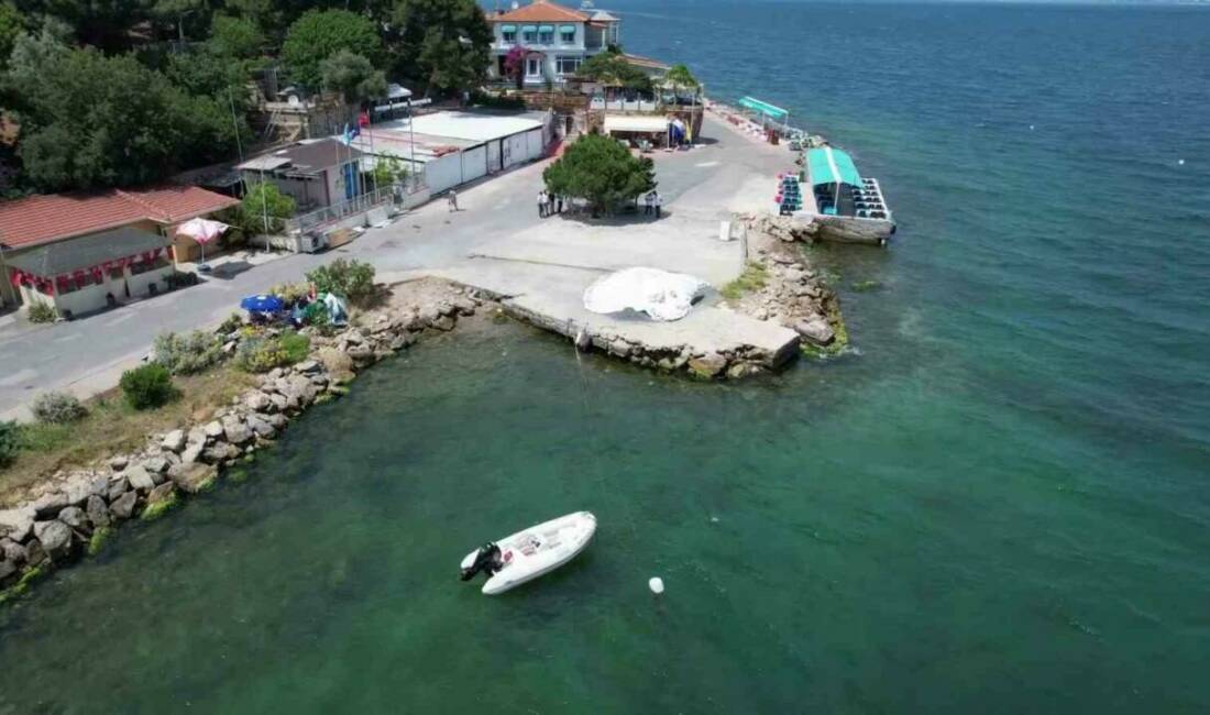 Burgazada’da araç taşıma gemisinin iskeleye yanaşamadığı gerekçesiyle izinsiz dolgu yapılacağı