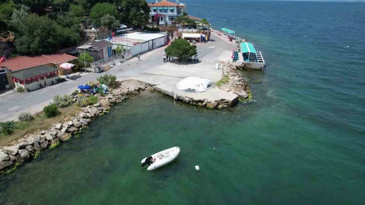 Burgazada’da araç taşıma gemisinin iskeleye yanaşamadığı gerekçesiyle izinsiz dolgu yapılacağı