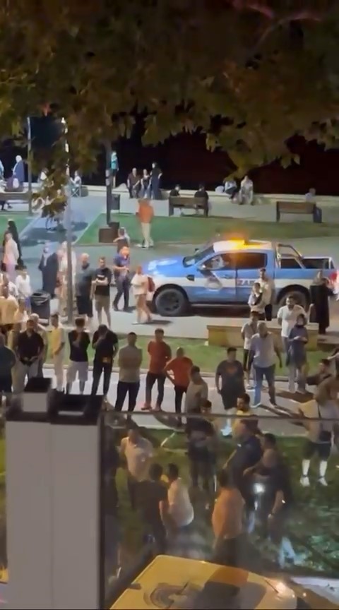 Bursa’nın Mudanya ilçesindeki sahillerde yaya kaldırımını işgal eden seyyar satıcılara