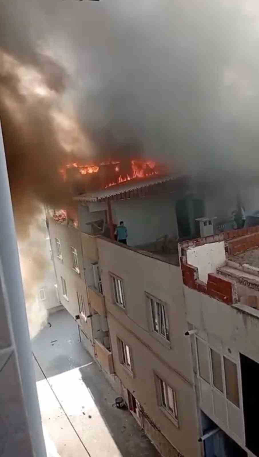 Bursa’da 3 katlı bir binanın çatı katında çıkan yangın, mahalle