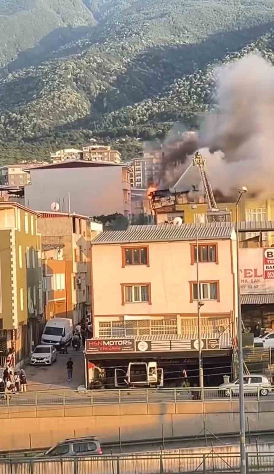 Bursa’da 5 katlı binanın çatı katı alevlere teslim oldu. Yangın,