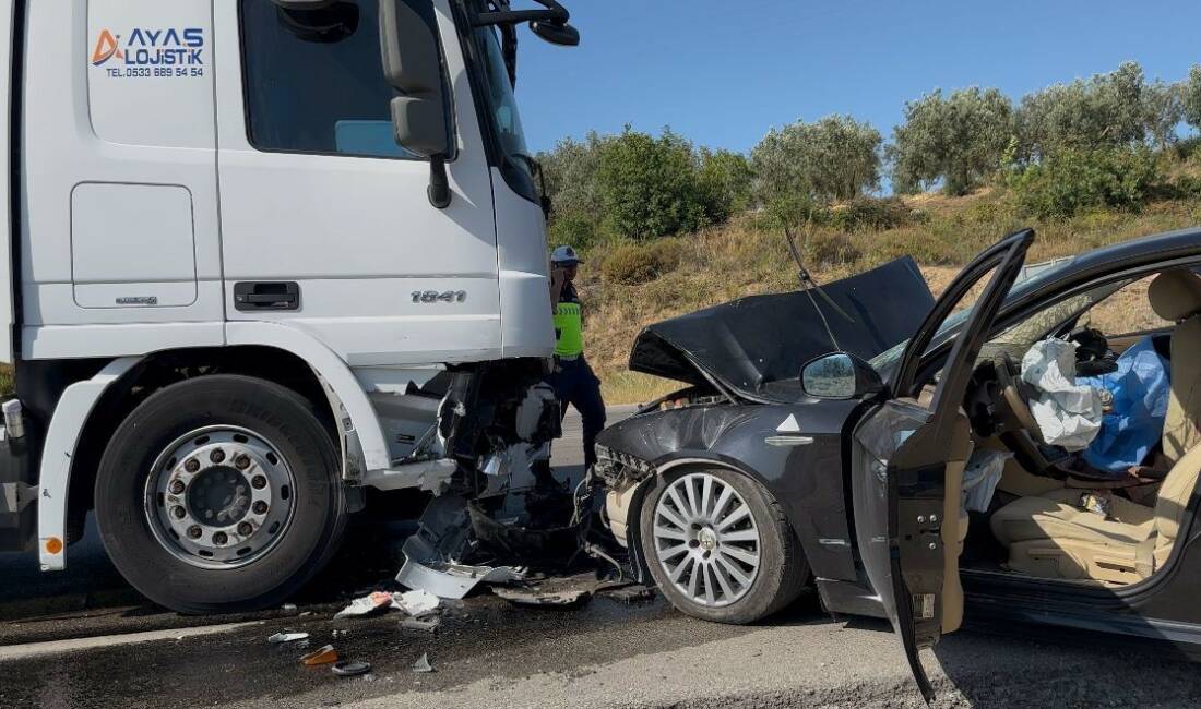 Bursa’nın İznik ilçesinde otomobil ile tırın kafa kafaya çarpıştığı kazada