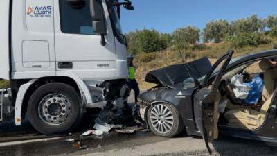 Bursa’nın İznik ilçesinde otomobil ile tırın kafa kafaya çarpıştığı kazada