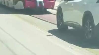 Bursa’da seyir halindeki tramvayın arkasında tutunarak seyahat eden gencin tehlikeli