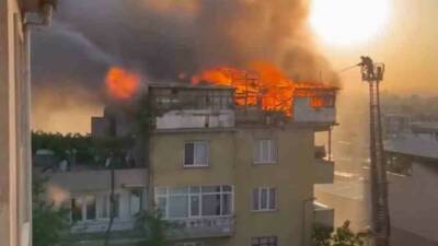 Bursa’da 5 katlı binanın çatı katı alevlere teslim oldu. Yangında,