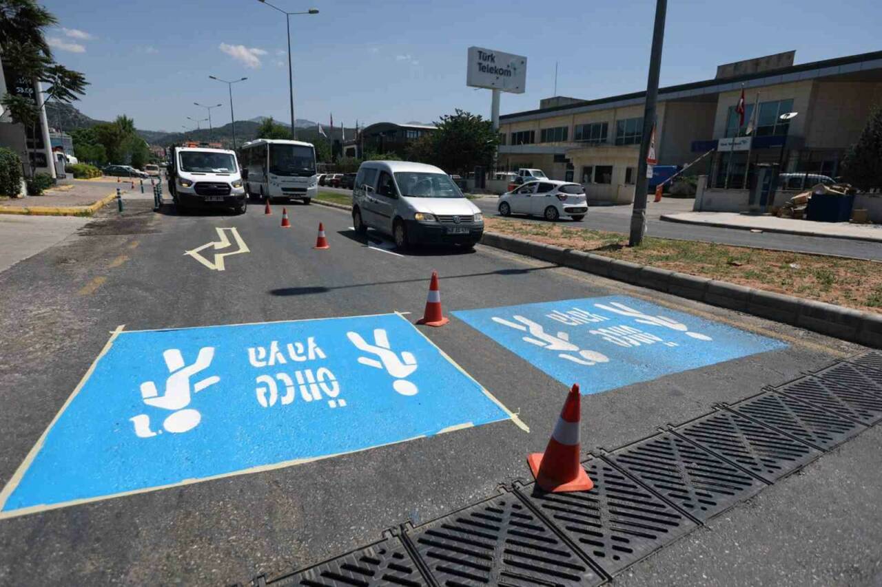 Muğla Büyükşehir Belediyesi tarafından yürütülen yol yapım, bakım ve işaretleme