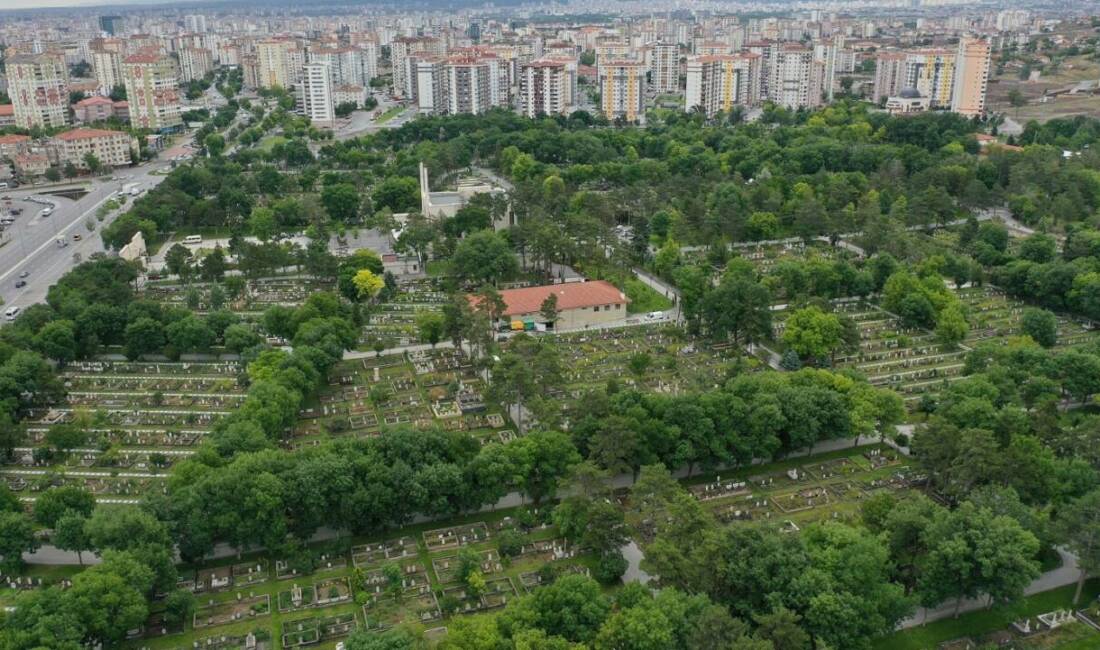 Kayseri Büyükşehir Belediyesi, Kurban Bayramı öncesi mezarlıklarda kapsamlı şekilde temizlik