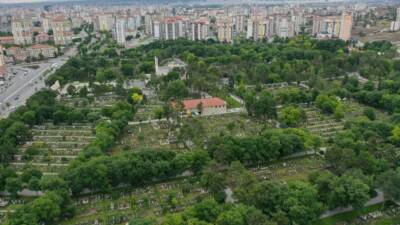 Kayseri Büyükşehir Belediyesi, Kurban Bayramı öncesi mezarlıklarda kapsamlı şekilde temizlik