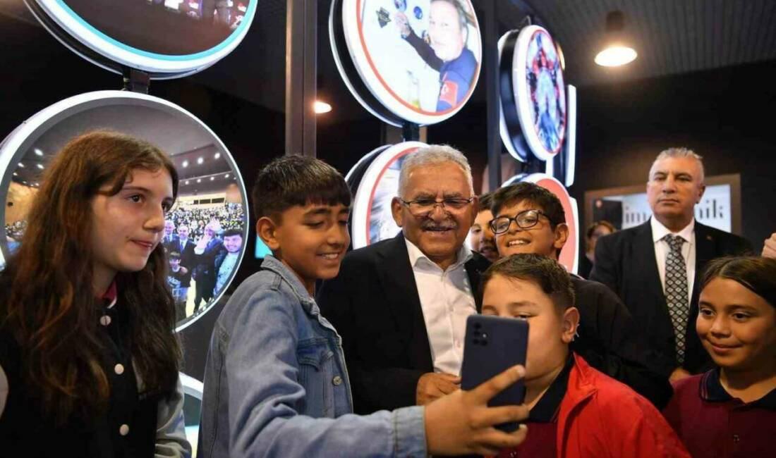 Kayseri Büyükşehir Belediyesi’nin öncülüğünde, Bilim Merkezi’nde açılan “Ufkun Ötesinde” ve