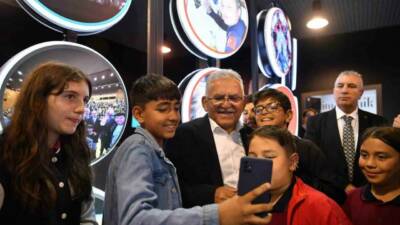 Kayseri Büyükşehir Belediyesi’nin öncülüğünde, Bilim Merkezi’nde açılan “Ufkun Ötesinde” ve