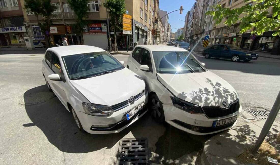 Eskişehir’de kadın sürücülerin idaresinde olan 2 otomobilin çarpışması sonucunda maddi