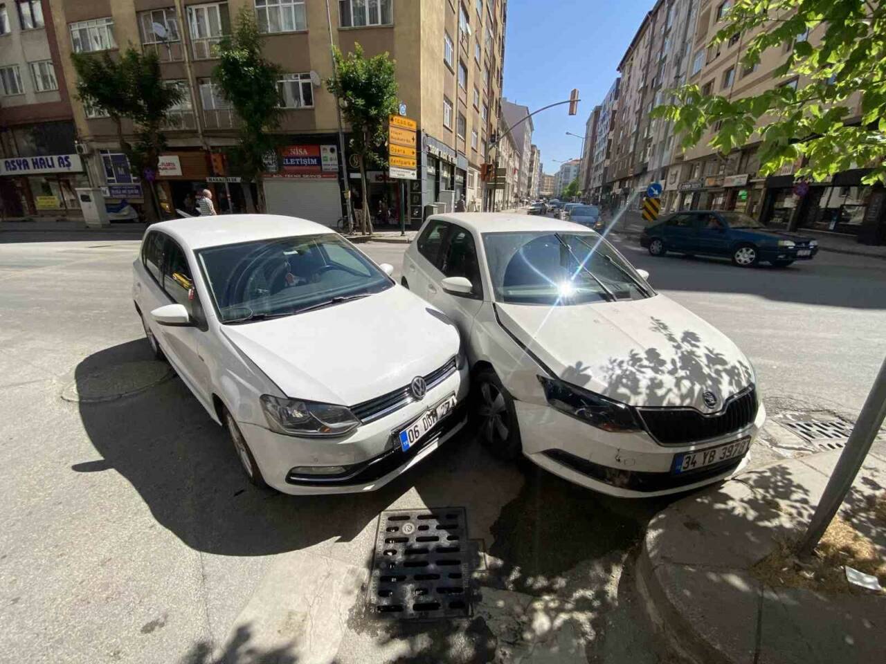 Eskişehir’de kadın sürücülerin idaresinde olan 2 otomobilin çarpışması sonucunda maddi