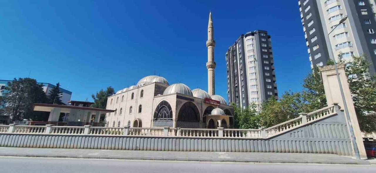 Mersin’in Tarsus ilçesinde bir camiden elektrik kablosu ve ses sistemi