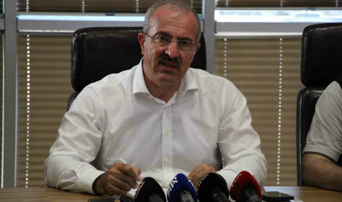 Çanakkale’nin Ezine ilçesine bağlı Çetmi köyünde tarım arazisinde başlayan yangın