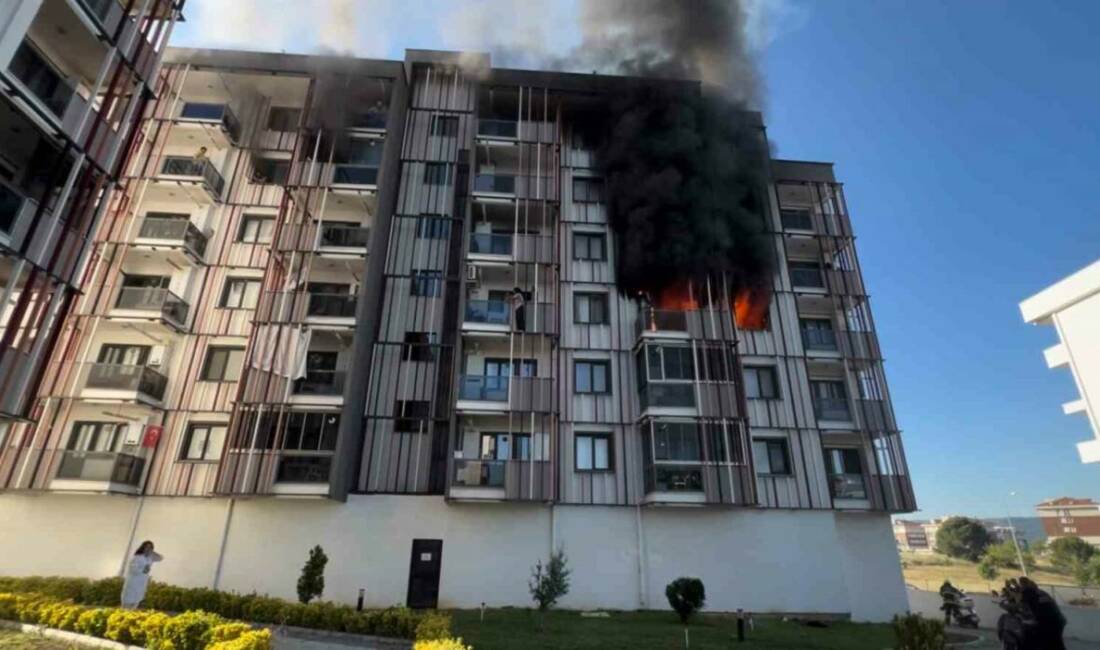 Çanakkale’de bir sitenin 3’üncü katında yangın çıktı. Yangında 10 kişi