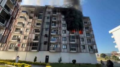 Çanakkale’de bir sitenin 3’üncü katında yangın çıktı. Yangında 10 kişi