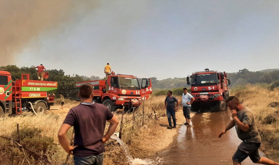 ÇANAKKALE (AA) – Çanakkale tarım arazisinde çıkan yangına havadan ve