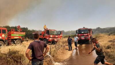 ÇANAKKALE (AA) – Çanakkale tarım arazisinde çıkan yangına havadan ve