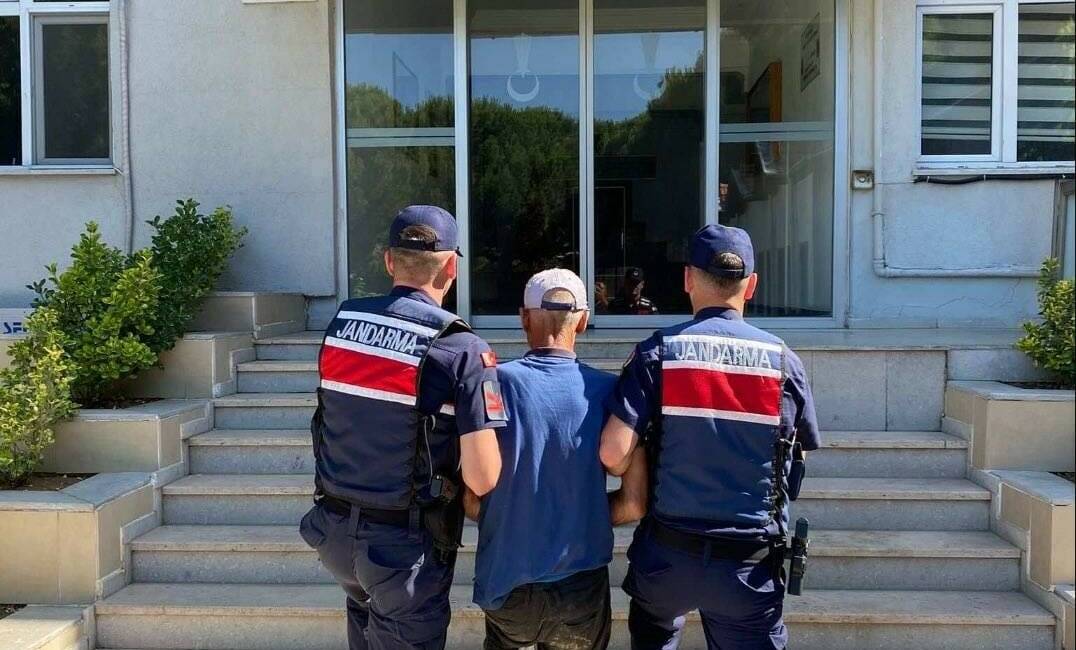Çanakkale’de merkez Işıklar köyü Ayıtlıdere mevkiinde tarım arazisinde çıkan yangına