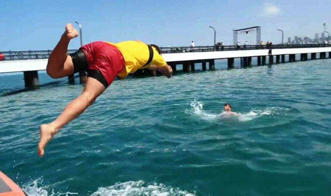 Samsun Büyükşehir Belediyesi’ne bağlı cankurtaranlar, Karadeniz’in tehlikeli dalgaları ve rip