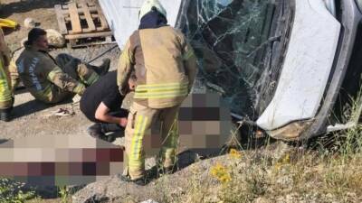 Çatalca’da kontrolden çıkan panelvan aracın bariyerlere çarparak takla attığı kazada