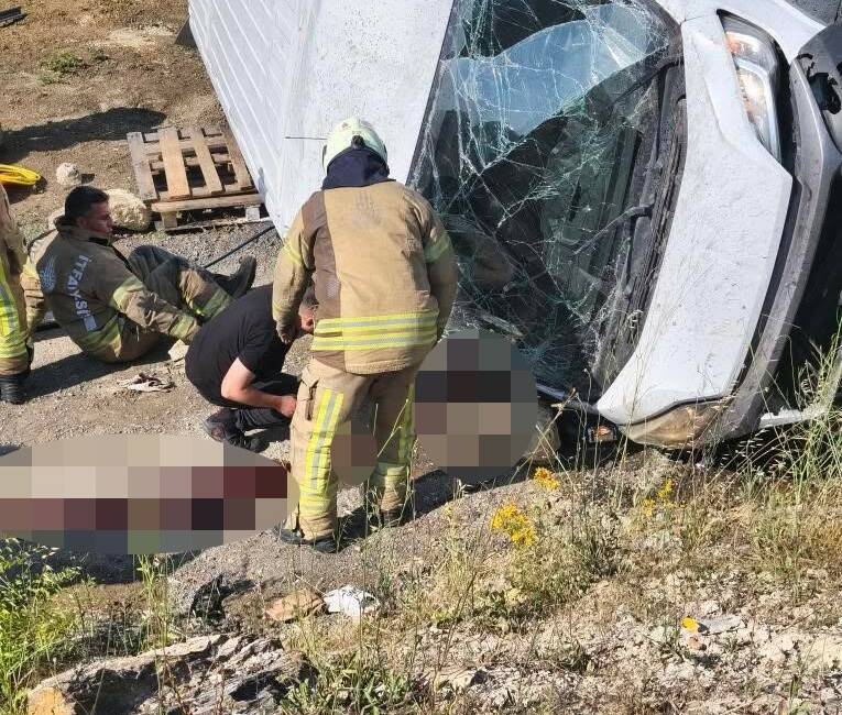 Çatalca’da kontrolden çıkan panelvan aracın bariyerlere çarparak takla attığı kazada