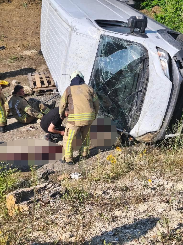 Çatalca’da kontrolden çıkan panelvan aracın bariyerlere çarparak takla attığı kazada