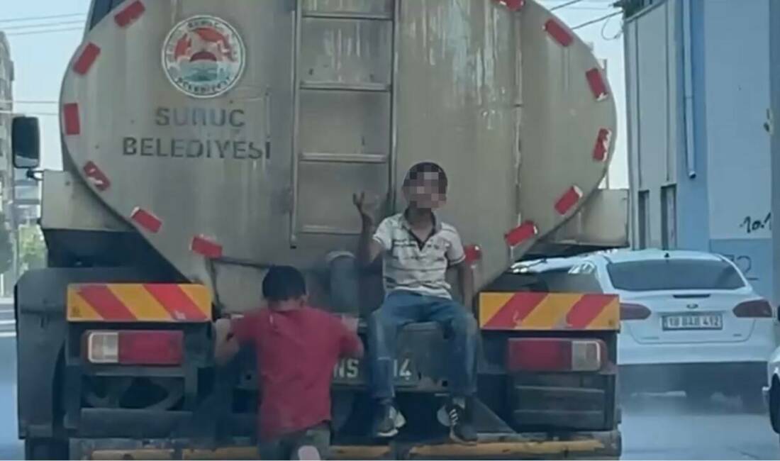 Şanlıurfa’nın Suruç ilçesinde çocukların araçların arkasına tutunarak tehlikeli bir şekilde