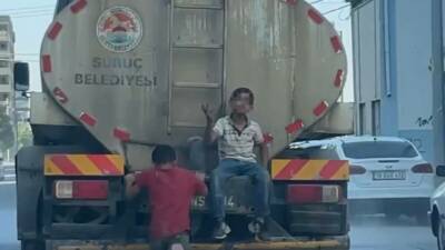 Şanlıurfa’nın Suruç ilçesinde çocukların araçların arkasına tutunarak tehlikeli bir şekilde