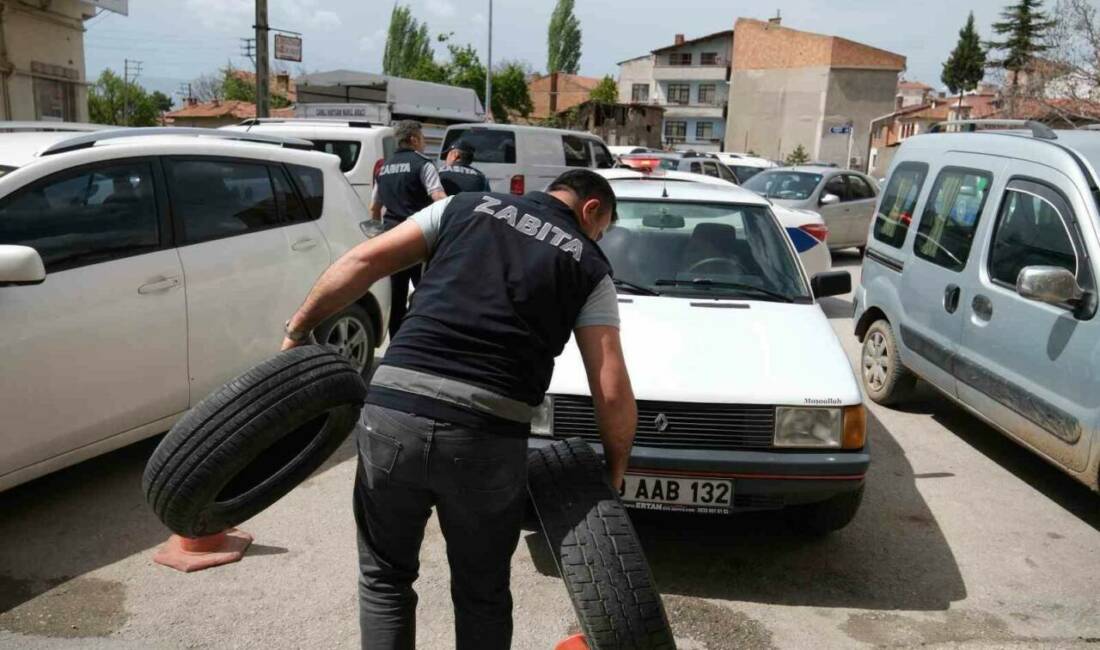 Çorum Belediyesi tarafından kaldırım işgali yapan, tarihi geçmiş ürün satan