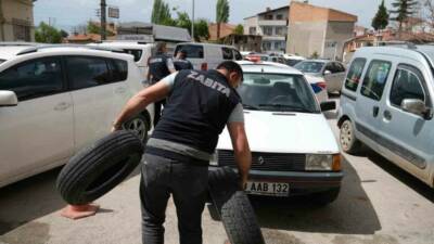 Çorum Belediyesi tarafından kaldırım işgali yapan, tarihi geçmiş ürün satan