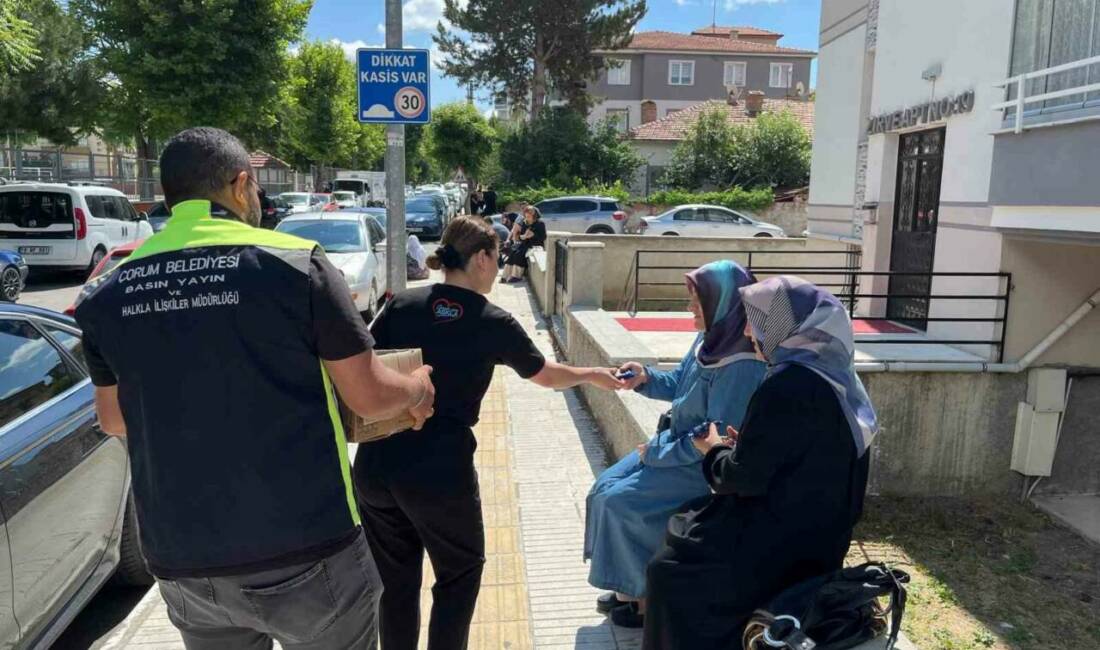 Çorum Belediyesi ekipleri bu YKS’ye giren adayları bekleyen ailelere dondurma