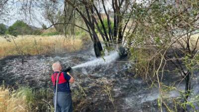 Çorum’un Osmancık ilçesinde arazide çıkan yangın ormanlık alana sıçramadan söndürüldü.