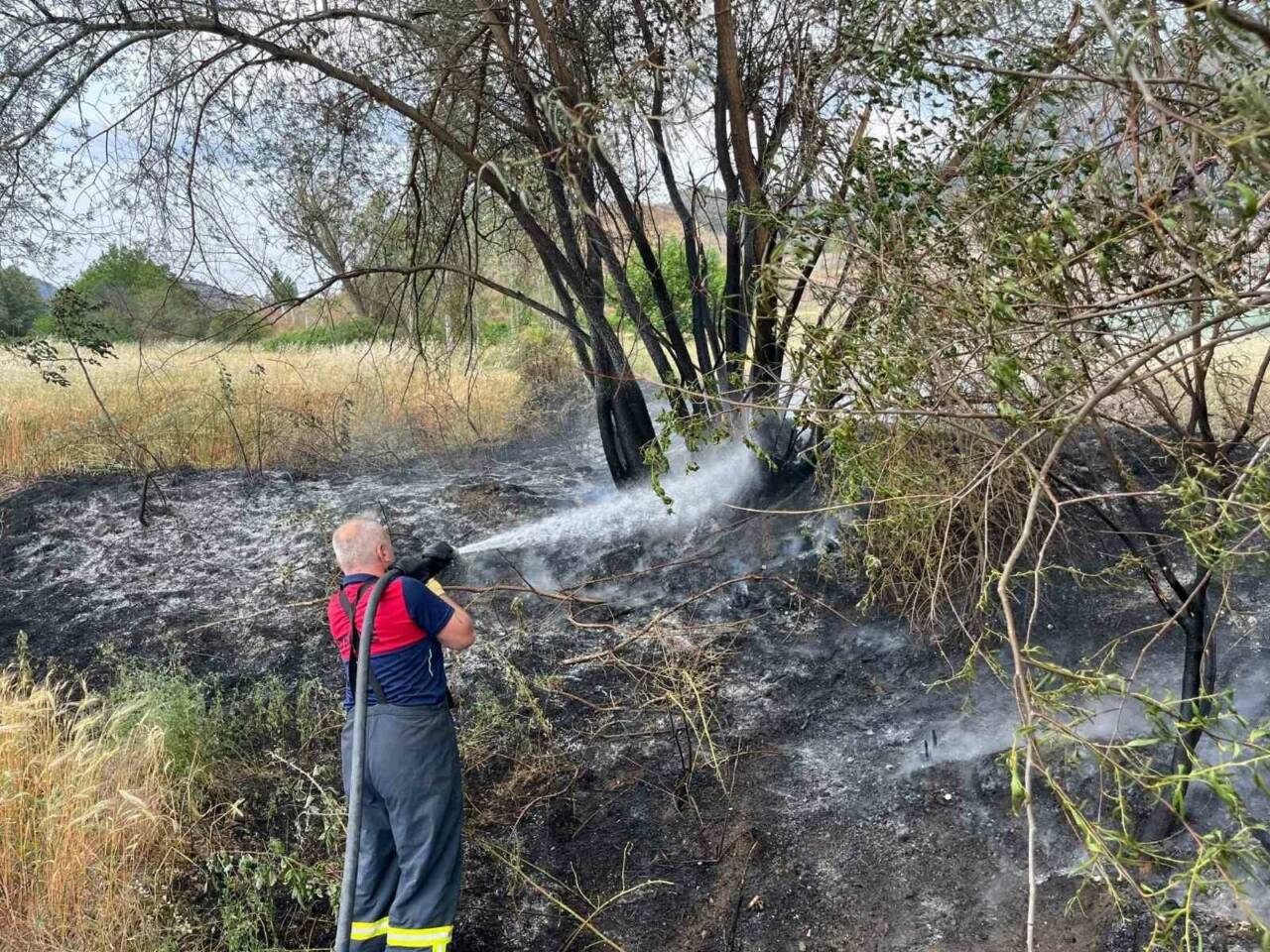 Çorum’un Osmancık ilçesinde arazide çıkan yangın ormanlık alana sıçramadan söndürüldü.