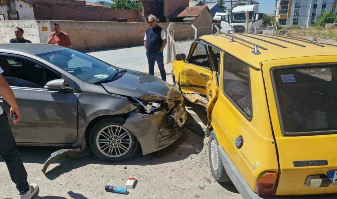 Çorum’un Alaca ilçesinde iki otomobilin çarpışması neticesinde meydana gelen trafik