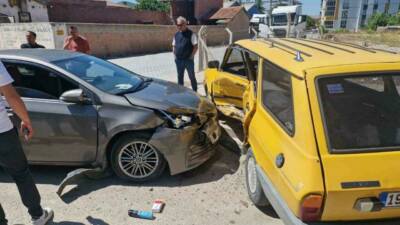 Çorum’un Alaca ilçesinde iki otomobilin çarpışması neticesinde meydana gelen trafik