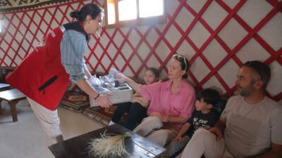 - Etkinliğe girişte cep telefonlarını görevlilere teslim eden aileler, ebru,