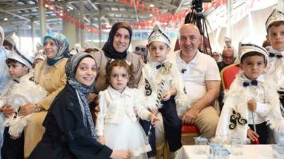 Darıca’da düzenlenen sünnet şöleni renkli görüntülere sahne oldu. Binlerce kişinin