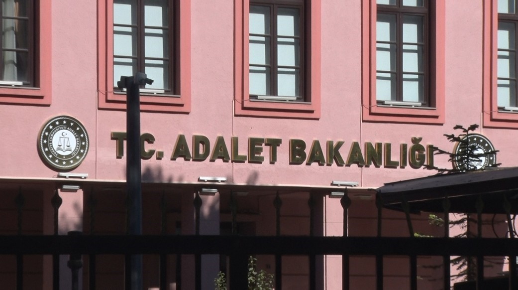 DEM Parti Grup Başkanvekilleri, Adalet Bakanlığı’na ziyaret gerçekleştirdi. DEM Parti