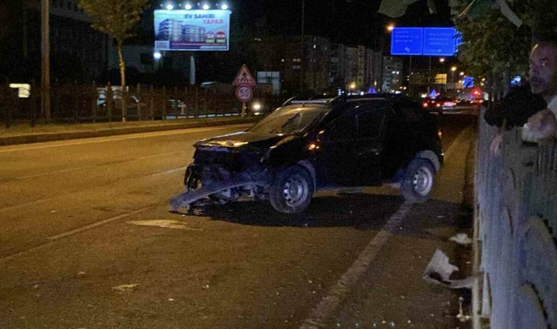 Çorum’da demir korkuluklara çarpan otomobildeki 2 kişi yaralandı. Kaza, dün