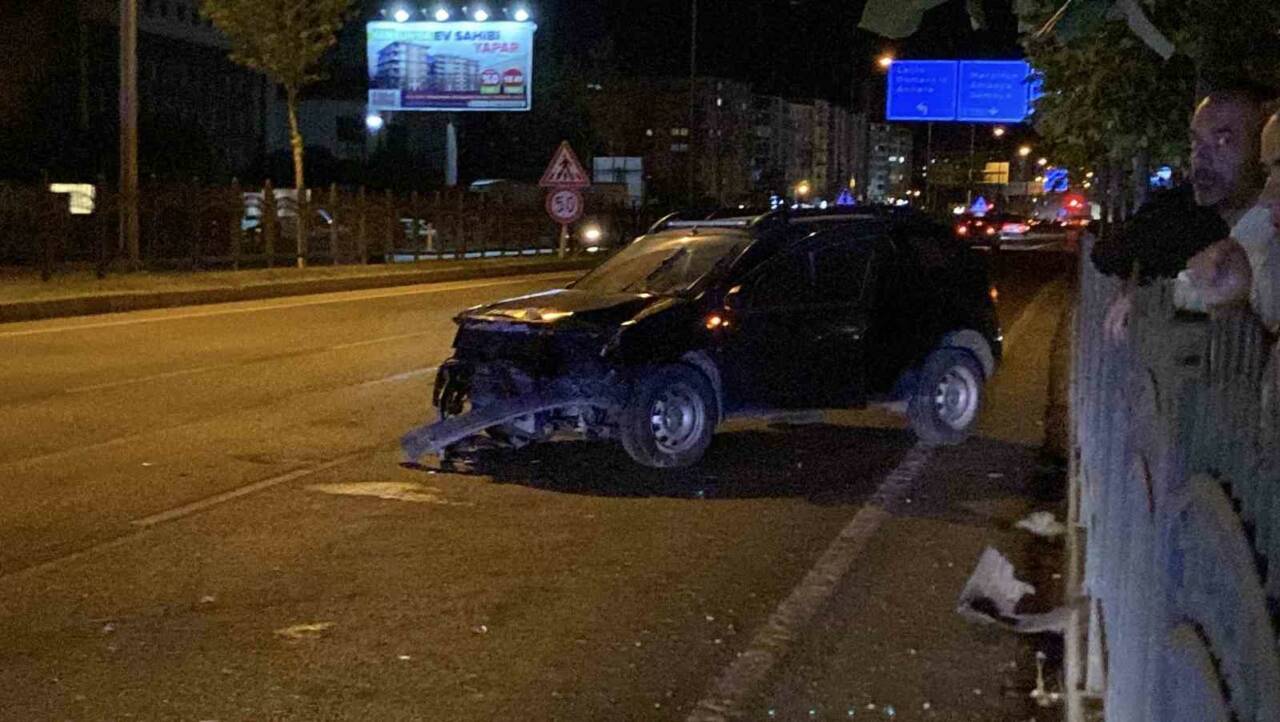 Çorum’da demir korkuluklara çarpan otomobildeki 2 kişi yaralandı. Kaza, dün