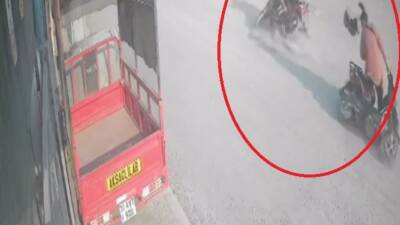 Hatay’da dengesini kaybederek motosikletten düşen kadın sürücüye, karşıdan gelen motosikletin