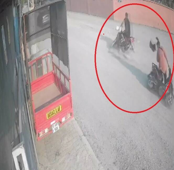 Hatay’da dengesini kaybederek motosikletten düşen kadın sürücüye, karşıdan gelen motosikletin