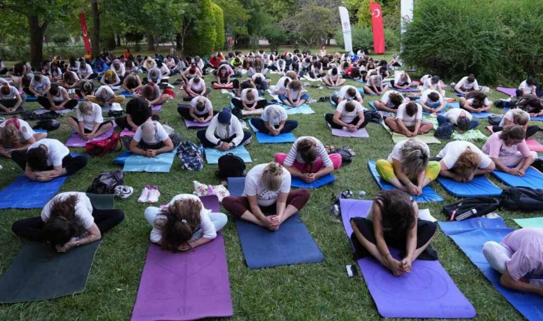 Denizli’de Dünya Yoga Günü kapsamında Çamlık Parkında düzenlenen etkinlikte, 300