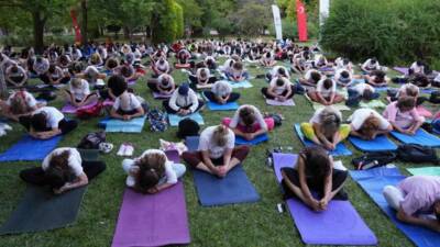 Denizli’de Dünya Yoga Günü kapsamında Çamlık Parkında düzenlenen etkinlikte, 300