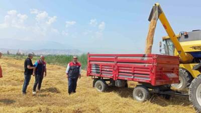 DENİZLİ (İHA) – Denizli’de yeni sezonun ilk buğday hasadı, Sarayköy