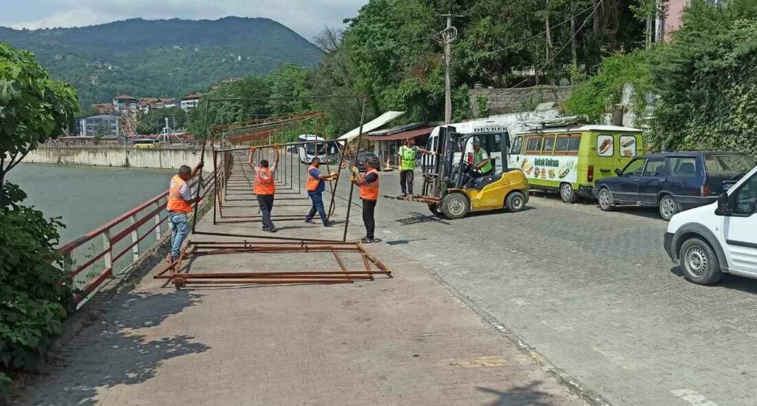 Devrek’te yaz sezonu alışveriş stantları kurulmaya başlandı. Zonguldak’ın Devrek ilçesinde